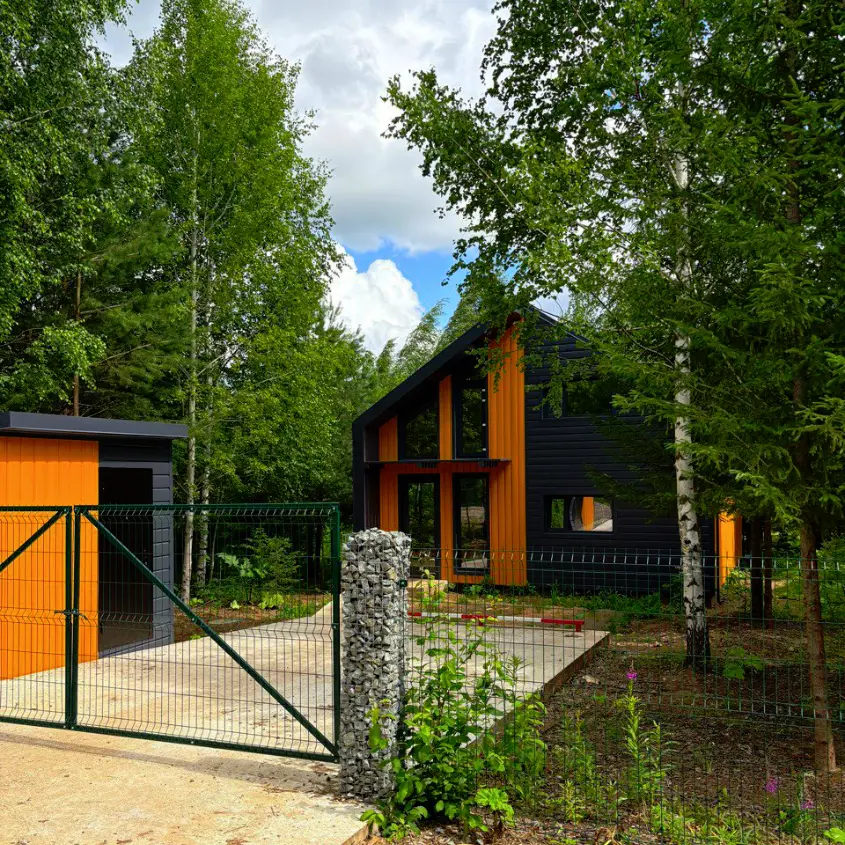 Фото 3 Металлосайдинг Евро-Брус под брус цвет Тик Printech и RAL7024 Серый Графит на фасаде дома