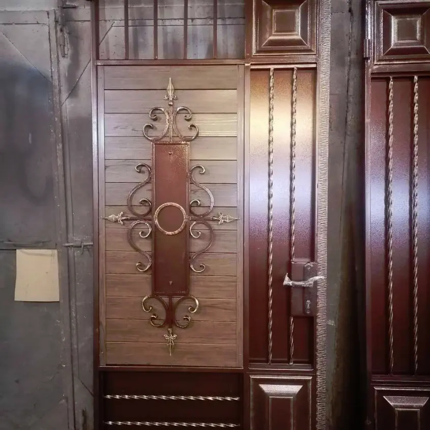 Фото 4 отделка кованных ворот металлопланкеном Темный Каштан 3D Принтек